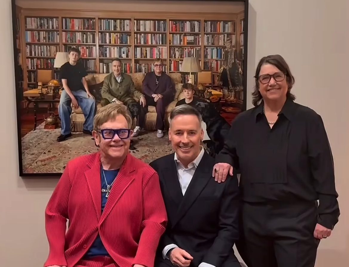 Οικογενειακό πορτρέτο του Έλτον Τζον αποκαλύφθηκε στην Εθνική Πινακοθήκη Πορτρέτων