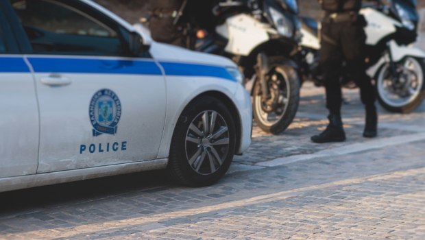 Αχαρνές: Συμμορία ανηλίκων έβαζε εμπόδια στον δρόμο και λήστευε οδηγούς - Εννέα συλλήψεις