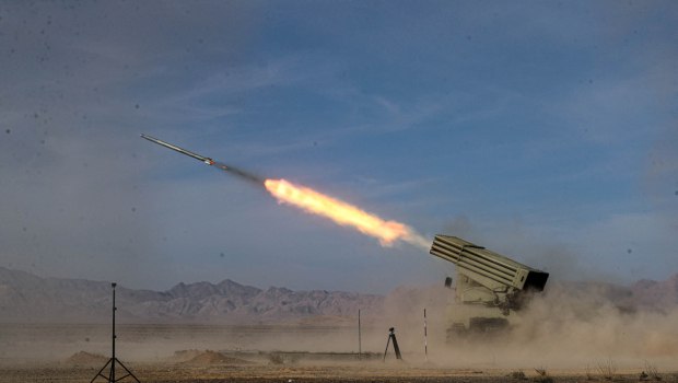 Στο πλευρό του Ιράν η Κίνα - Γιατί η ρητορική είναι απίθανο να μετατραπεί σε άμεση στρατιωτική βοήθεια