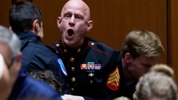 «Κανείς δεν θέλει να πολεμήσει για το Ισραήλ»: Βετεράνος των ΗΠΑ απομακρύνθηκε με τη βία από ακρόαση της Γερουσίας