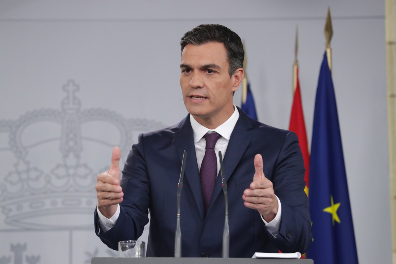 Η σημαία της ΕΕ έναντι του Τραμπ στα χέρια του Σάντσεθ - Η κυβίστηση Μακρόν και ο κατευναστικός Μερτς