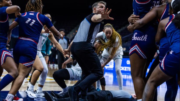 Αλαμπάμα: Ξύλο σε αγώνα μπάσκετ γυναικών - Χτυπήθηκε και μια διαιτητής (vid)