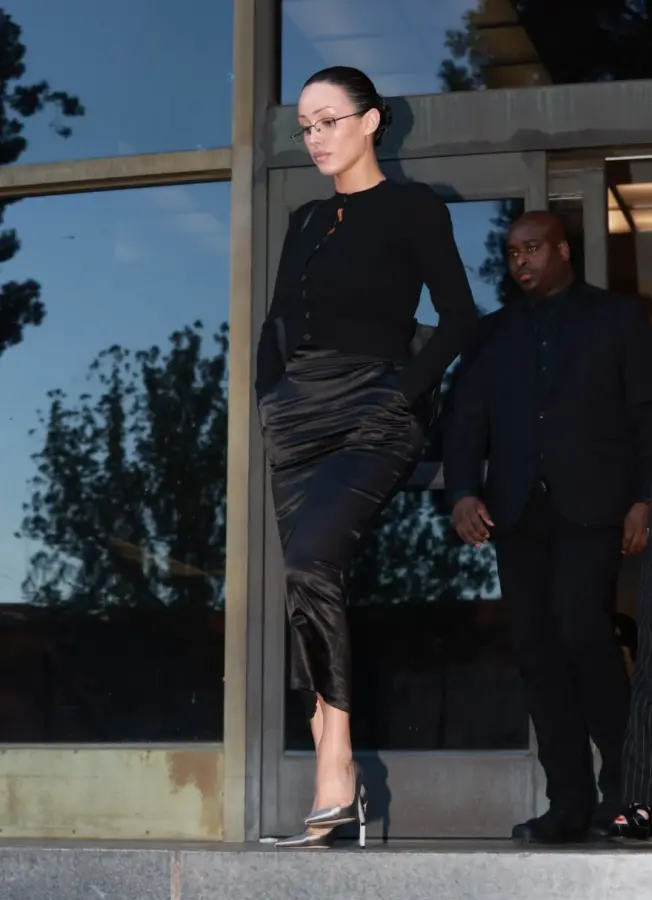 Bianca Censori: Η αναπάντεχη στροφή στη σεμνότητα – Εμφανίστηκε ντυμένη στο δικαστήριο για τον Kanye West