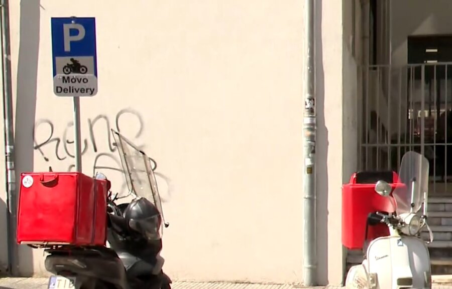 Ειδικές θέσεις στάθμευσης μόνο για delivery στη Λάρισα