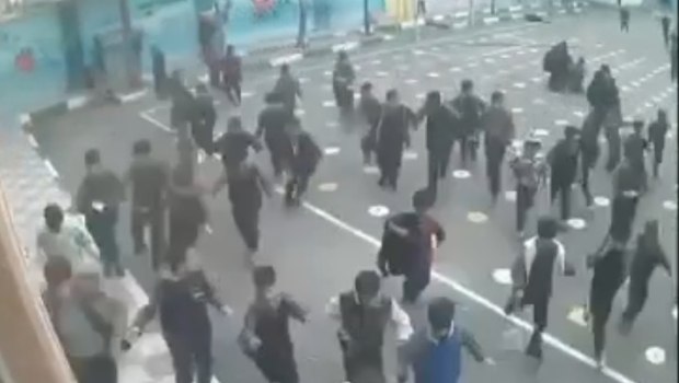 Ιράν: Η στιγμή αμερικανοϊσραηλινής επίθεσης κοντά σε σχολείο αρρένων - Ένα παιδί σκοτώθηκε [βίντεο]