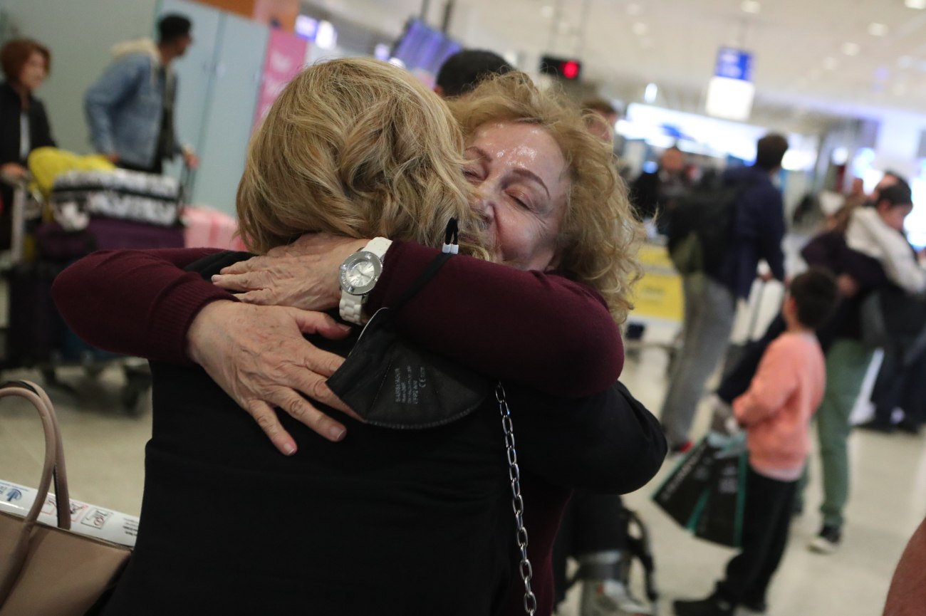 Επαναπατρίστηκαν 87 Ελλήνες πολίτες από το Ομάν στην Αθήνα - Ανάμεσά τους ένα βρέφος