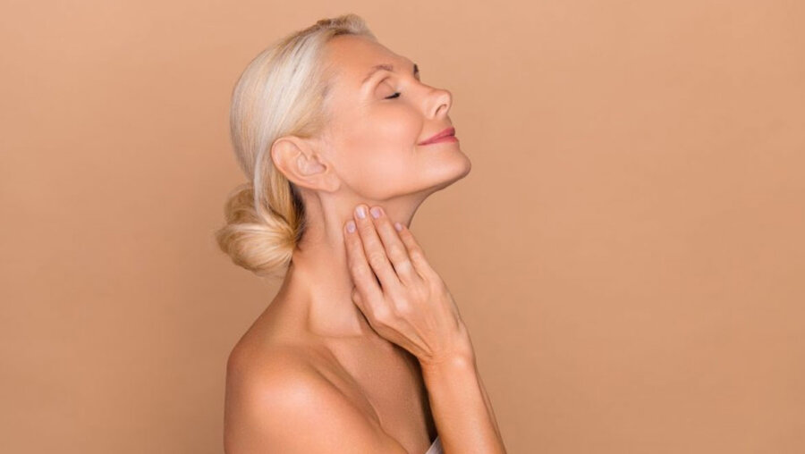 Ρυτίδες στον λαιμό; Μάθε πώς να τις προλάβεις και να τις μειώσεις