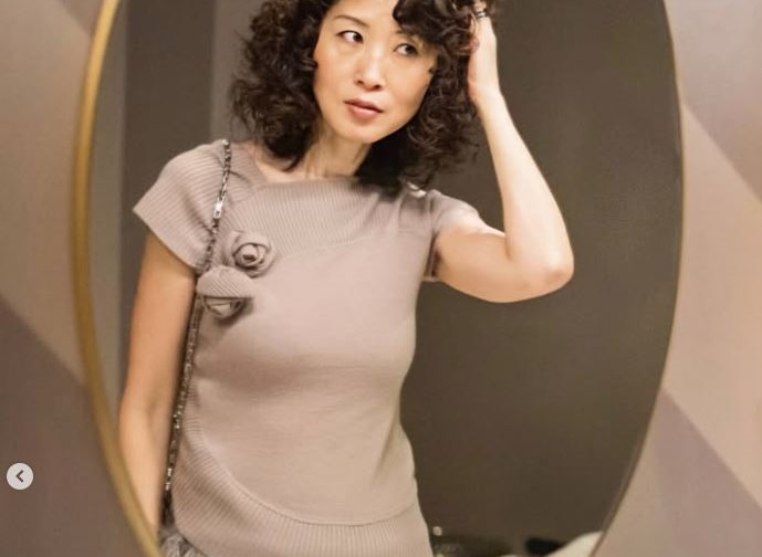 Μια Instagrammer εξηγεί: Γιατί πρέπει να σταματήσουμε τα κομπλιμέντα του τύπου “δείχνεις νεότερη”»