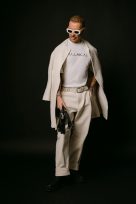 Ο Λάκης Γαβαλάς «μιλάει βρώμικα» στα νέα του t-shirts