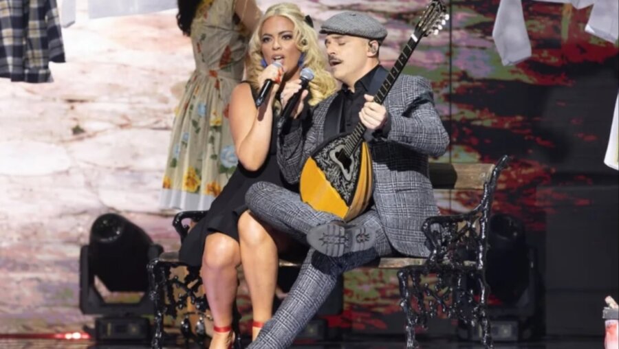 J2US: Αυτός είναι ο τραγουδιστής που θα αντικαταστήσει τον Κώστα Δόξα στη σκηνή του λαμπερού σόου