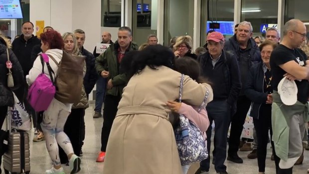 Συγκινητικές στιγμές τα μεσάνυχτα στο «Ελ. Βενιζέλος» - Επαναπατρίστηκαν 450 Έλληνες από το Ντουμπάι