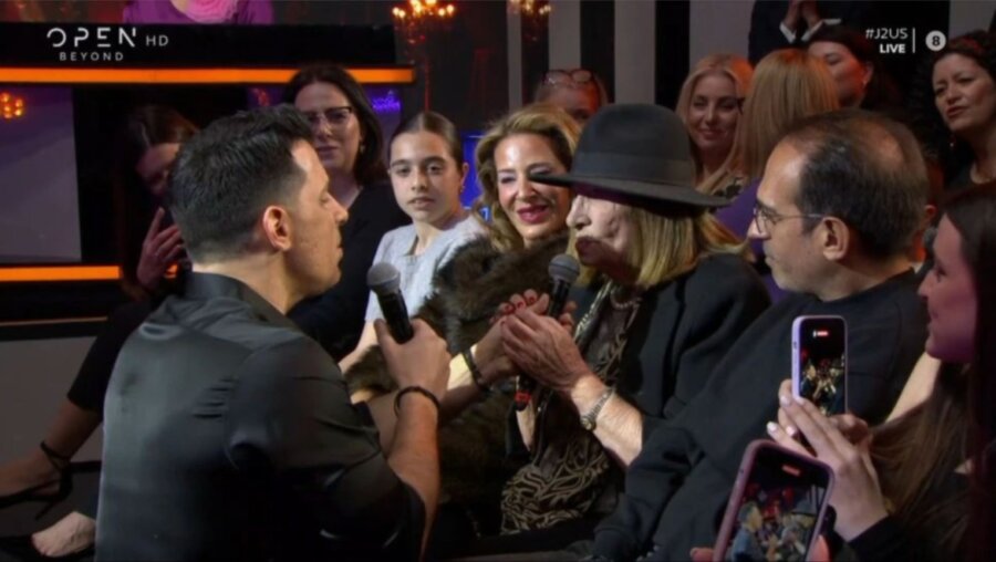 Θοδωρής Φέρρης: Η συγκινητική στιγμή που τραγούδησε μαζί με τη μητέρα του στη σκηνή του J2US - Βίντεο