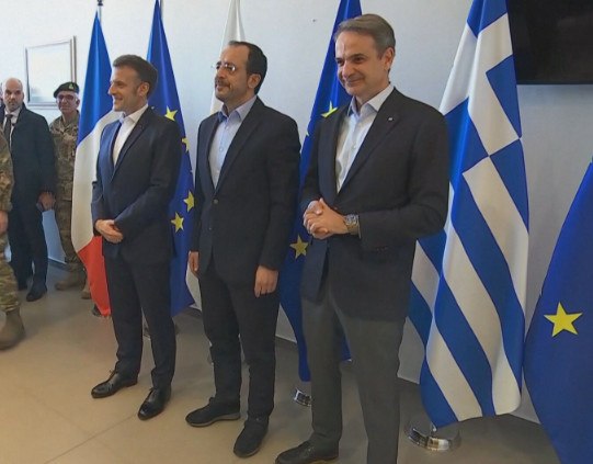 Στην Κύπρο ο Μητσοτάκης: Σε εξέλιξη η συνάντηση με Μακρόν και Χριστοδουλίδη