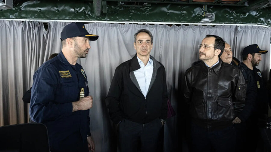 Μητσοτάκης & Χριστοδουλίδης στη φρεγάτα «Κίμων»- «Είμαστε πάντα εδώ για εσάς» είπε ο πρωθυπουργός