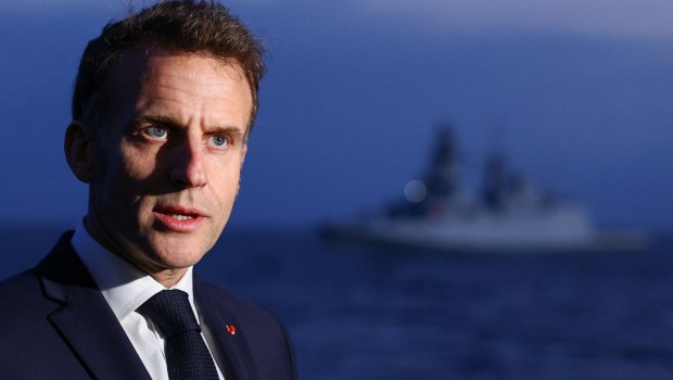 Βίντεο από την επιβίβασή του Μακρόν στο αεροπλανοφόρο «Σαρλ ντε Γκωλ» στη Μεσόγειο