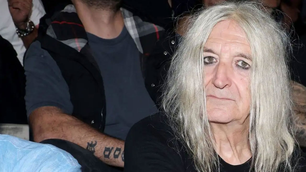 Νίκος Καρβέλας: Προκαλεί με το νέο του τραγούδι – Η κοινωνική αλήθεια πίσω από τις σκληρές λέξεις