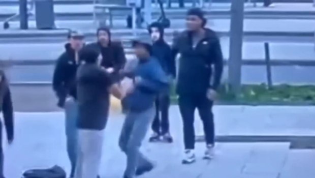 Βέλγιο: Άγριος ξυλοδαρμός νεαρού έξω από σταθμό τρένου - Υπερασπίστηκε μια κοπέλα