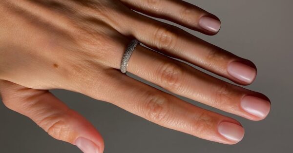 Blurred Nails: Το minimal μανικιούρ που θα βλέπουμε παντού το 2026