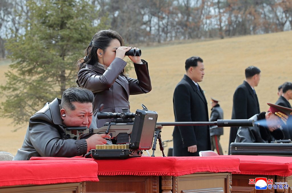 Κιμ Γιονγκ Ουν στο πεδίο βολής