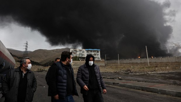 ΠΟΥ: Προειδοποιεί για κινδύνους στην υγεία από τη «μαύρη βροχή» στο Ιράν