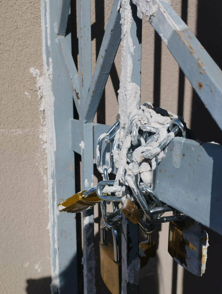 Χαλκιδική: Άγνωστοι τσιμέντωσαν πόρτες και έσπασαν τζάμια στο Γυμνάσιο Νέας Καλλικράτειας - Μήνυση από τον δήμο