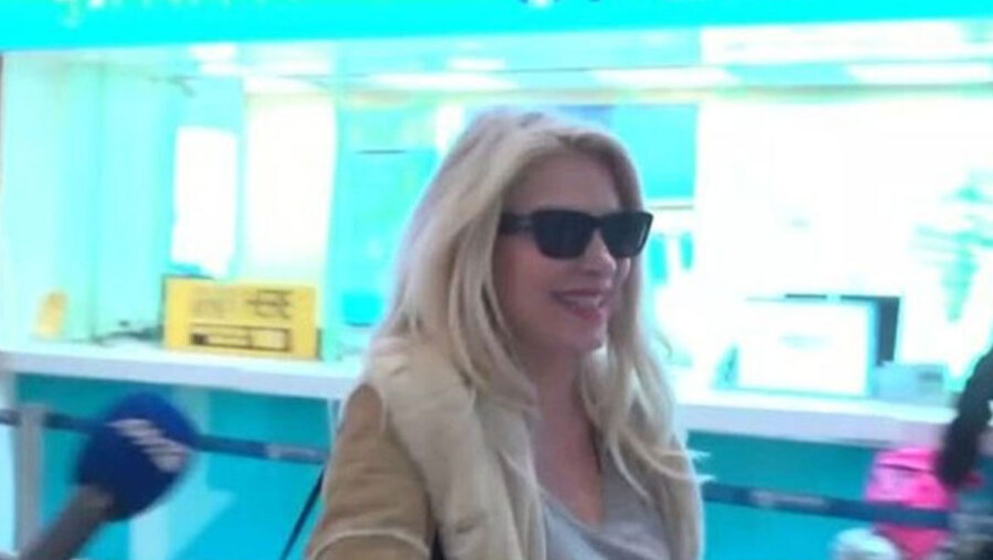 Ελένη Μενεγάκη: Επέστρεψε από το ταξίδι της στην Ιρλανδία – Η ενόχλησή της με τους δημοσιογράφους