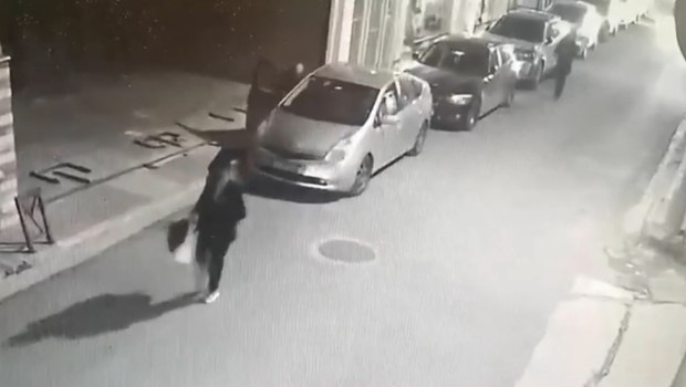 Βίντεο ντοκουμέντο από τη δράση των ληστών με τις μηχανές - Έκλεβαν τσάντες από Ι.Χ. παρουσία των οδηγών