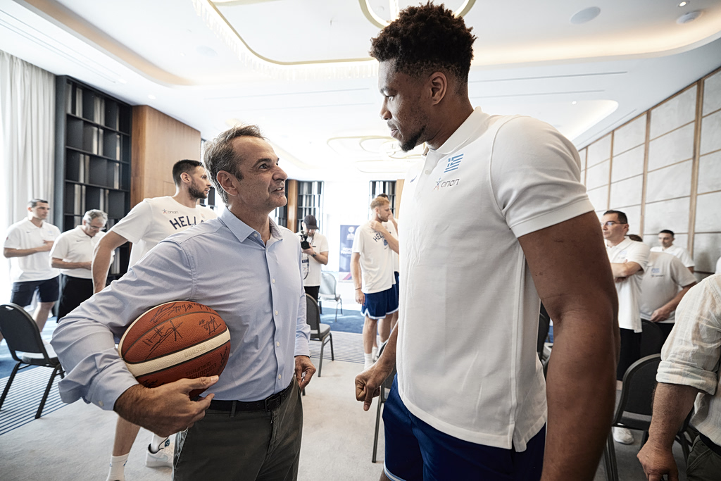 Ο Μητσοτάκης συνεχάρη τον Γιάννη Αντετοκούνμπο για το βραβείο της ΕΕ «Ευρωπαϊκό Τάγμα της Αξίας»