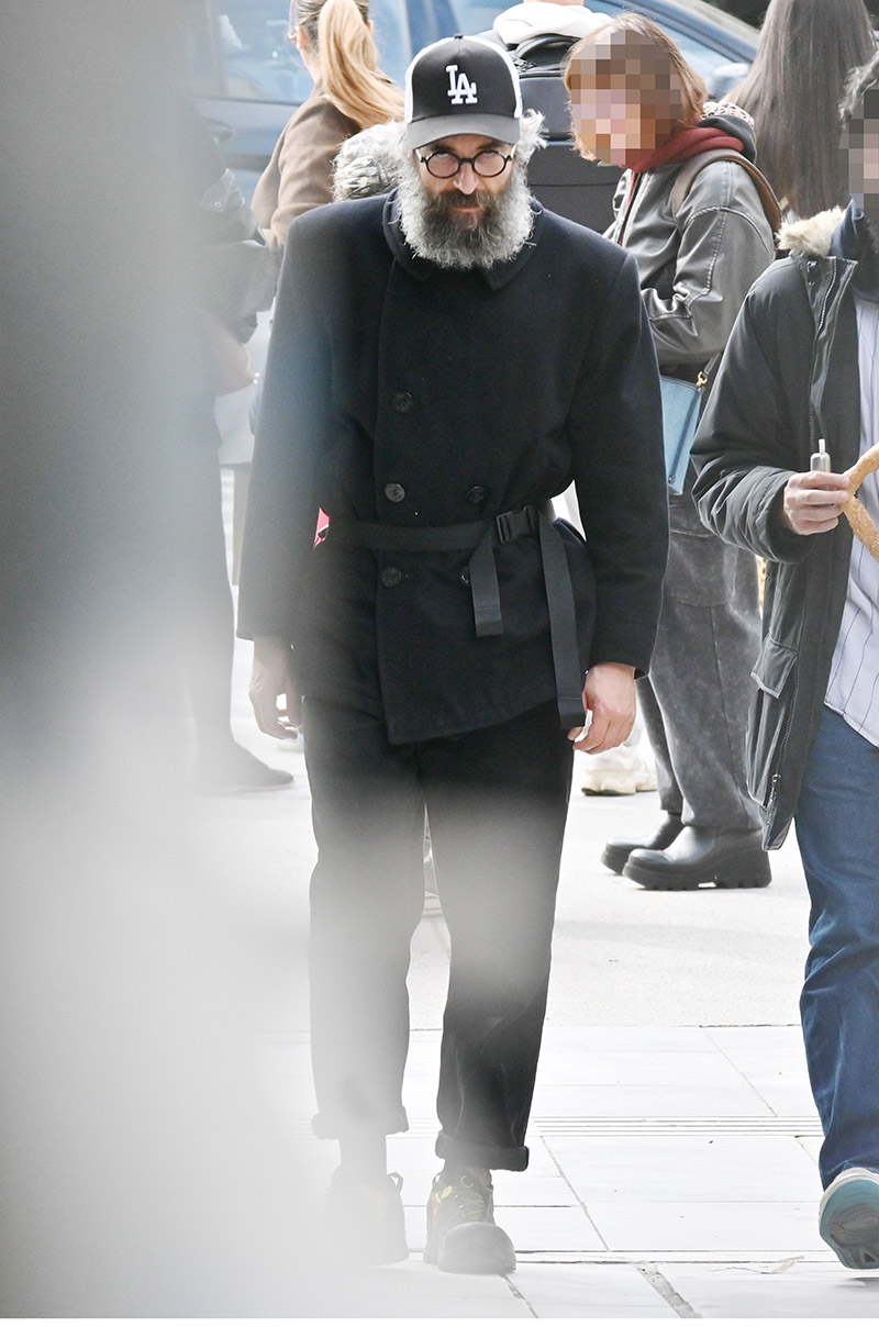 Άρης Σερβετάλης: Σπάνια εμφάνιση στο κέντρο της Αθήνας – Ετοιμάζει την τηλεοπτική του επιστροφή μετά από 20 χρόνια!