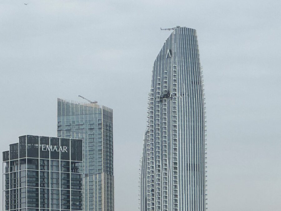 Drone χτύπησε πολυώροφο κτίριο στο Ντουμπάι – Μεγάλη τρύπα στην πρόσοψη από την έκρηξη