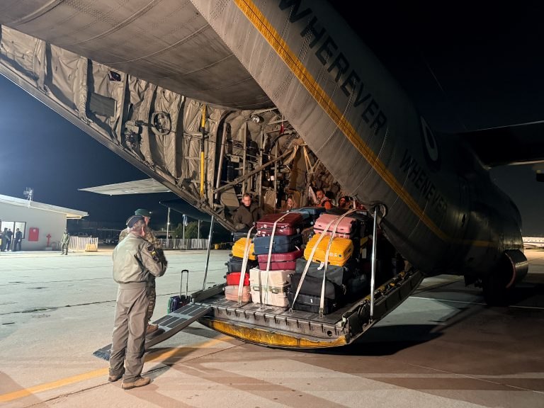 Επαναπατρισμοί από τη Μέση Ανατολή: Τι εμποδίζει την επιστροφή των πολιτών μαζί με τα κατοικίδια τους