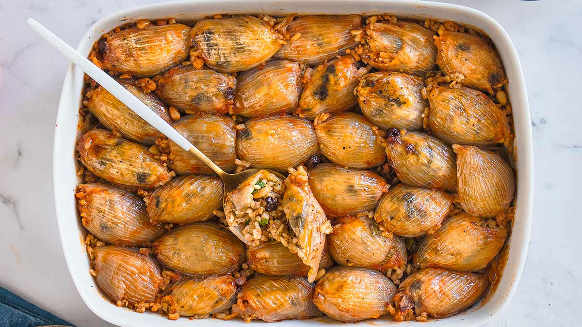 Νηστήσιμα κρεμμύδια γεμιστά: Το αρωματικό vegan πιάτο