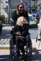 Λουκία Πιστιόλα: Η σπάνια εμφάνιση της ηθοποιού με αναπηρικό αμαξίδιο στην κηδεία του Γιώργου Πανουσόπουλου