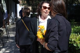 Μπέτυ Λιβανού: Συντετριμμένη στην κηδεία του συζύγου της, Γιώργου Πανουσόπουλου – Ποιοι έδωσαν το «παρών»