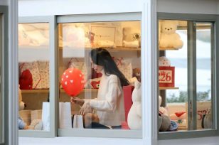 Αλεξάνδρα Νίκα: Σπάνια εμφάνιση στη Μαρίνα Βουλιαγμένης – Επισκέφθηκε το pop-up store της στο Astir Marina