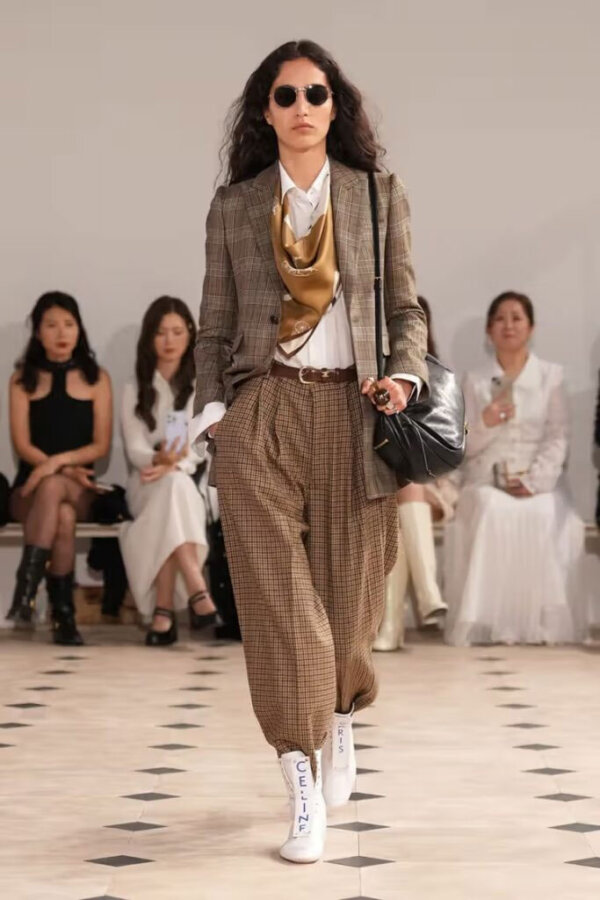 Το μαντήλι επιστρέφει δυναμικά: Το it-αξεσουάρ της άνοιξης 2026