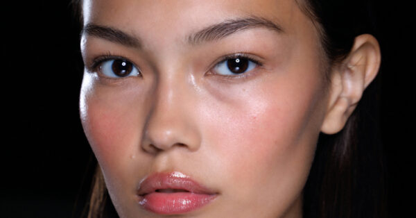 Το trick με το ρουζ για εφέ lifting στο πρόσωπο που έχει γίνει viral στο TikTok