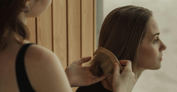 Σπάσιμο τρίχας: Τι το προκαλεί και πώς μπορούμε να το διορθώσουμε;