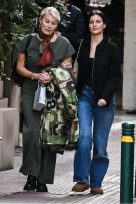 Νατάσα Παζαΐτη - Αλίκη Καραμανλή: Σπάνια δημόσια εμφάνιση μητέρας και κόρης στο κέντρο της Αθήνας