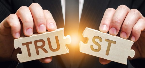 Έρευνα: Το 44% των Ελλήνων δεν εγκρίνει... την ηθική των άλλων - Γιατί μας αρέσει να κουνάμε το δάχτυλο