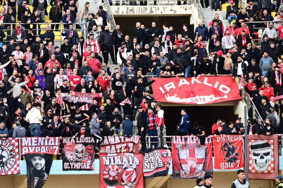 Τρομερή ατμόσφαιρα από τον κόσμο του Ολυμπιακού στο Παγκρήτιο (pics)