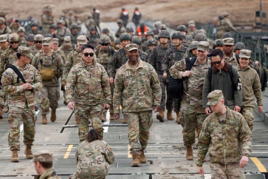 Η Βόρεια Κορέα εκτοξεύει πυραύλους στη θάλασσα της Ιαπωνίας