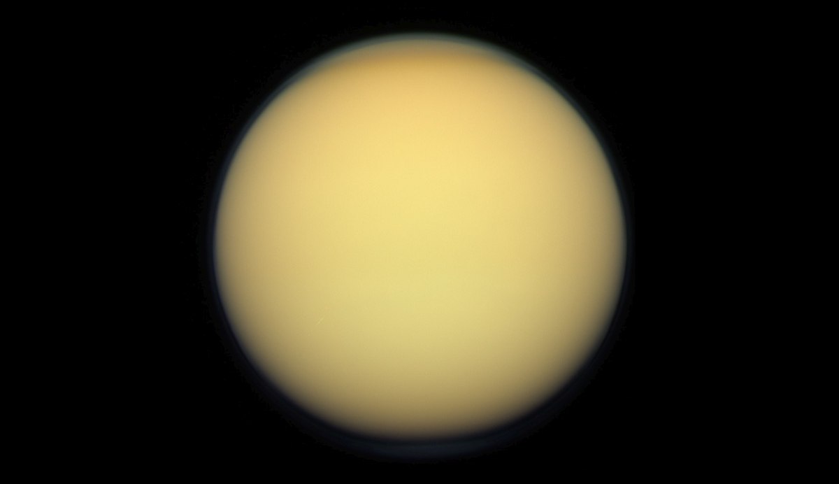 Ο Τιτάνας σε εικόνα πραγματικού χρώματος σε εικόνα που μετέδωσε η αποστολή Cassini το 2011 (NASA/JPL-Caltech/SSI/Kevin M. Gill)