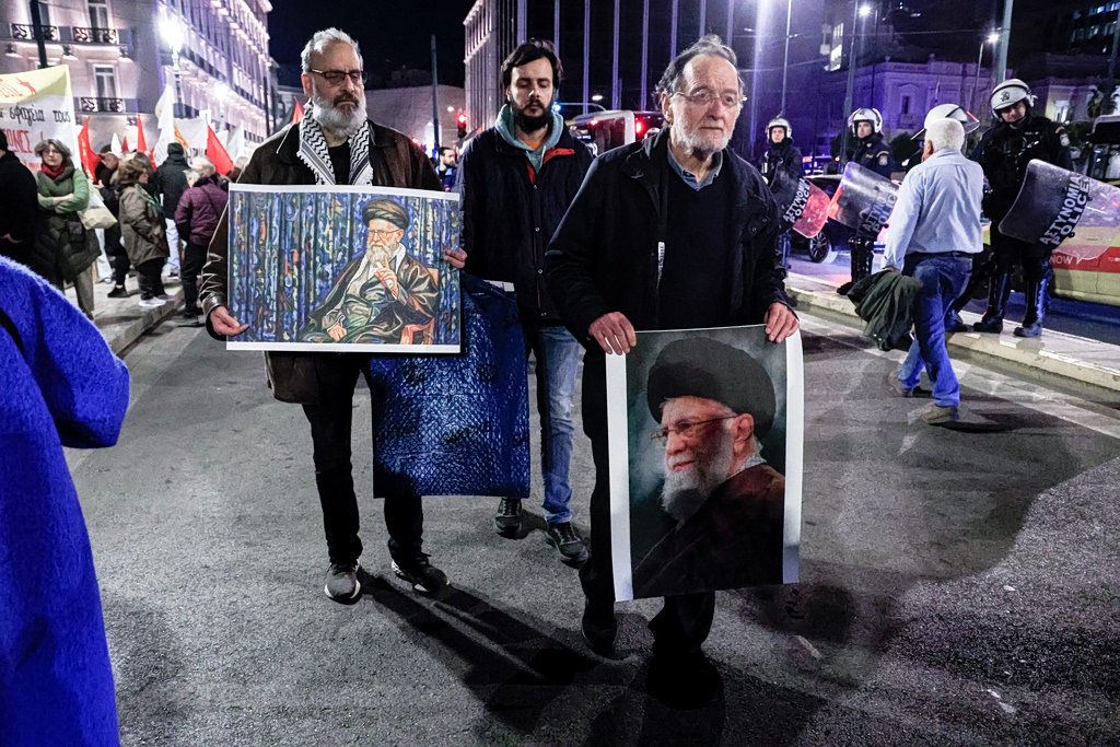 Η απάντηση Ιρανής στον Λαφαζάνη για το πλακάτ με τον Χαμενεΐ: «Γιατί δεν πήρε και του Χίτλερ;»