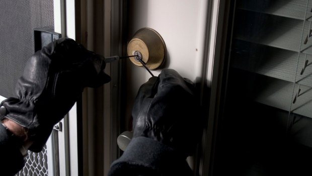 Εξάρχεια: Διαρρήκτες άρπαξαν κοσμήματα αξίας άνω των 120.000 ευρώ - Συνελήφθησαν 2 άτομα, αναζητείται άλλο ένα