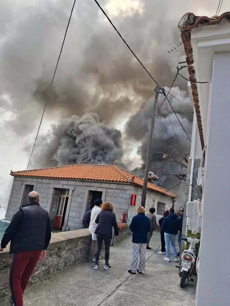 Λέσβος: Μεγάλη φωτιά σε σπίτι στο χωριό Στύψη - Κάηκε ολοσχερώς