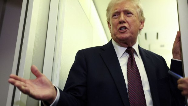 Επιμένει ο Τραμπ: «Έχω το απόλυτο δικαίωμα να επαναφέρω τους τελωνειακούς δασμούς»