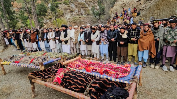 Μία γυναίκα και ένα παιδί σκοτώθηκαν στο Αφγανιστάν από πακιστανικές οβίδες, καθώς ο πόλεμος συνεχίζεται