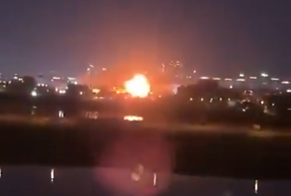 Ιράκ: Καρέ καρέ η στιγμή της επίθεσης στην πρεσβεία των ΗΠΑ στη Βαγδάτη από φιλοϊρανικές ομάδες