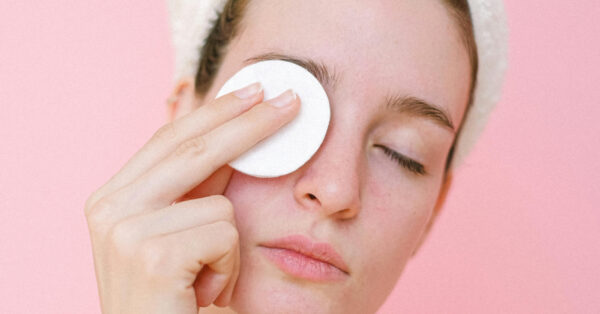 Τελικά είναι απαραίτητο να χρησιμοποιούμε τονωτική λοσιόν στην καθημερινή μας ρουτίνα περιποίησης;